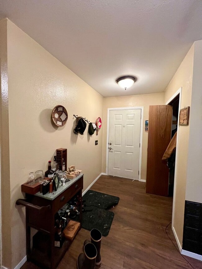 Building Photo - 3 Bedroom / Pet Friendly / 2-Car Garage