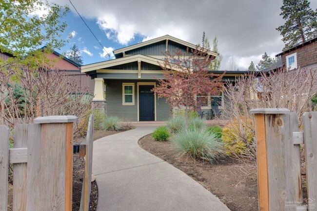 Building Photo - Darling Home Located in the Heart of NW Bend!