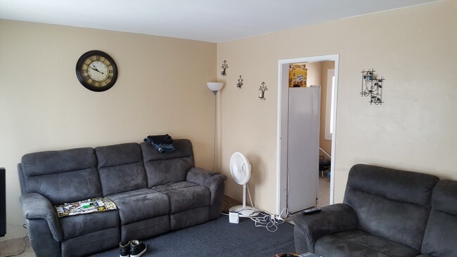 2 habitaciones, sala de estar - 429 N 15th St