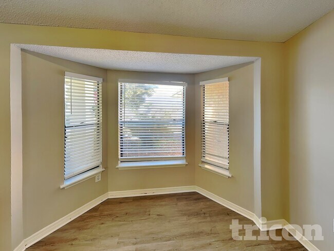 Foto del edificio - 801 Maraval Ct