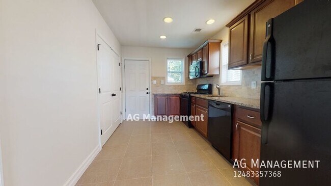Building Photo - 62 W Hayes Ave - Adorable Hazel Park 2Bed/...