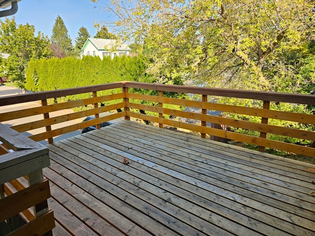 Building Photo - 810 Spring Ave