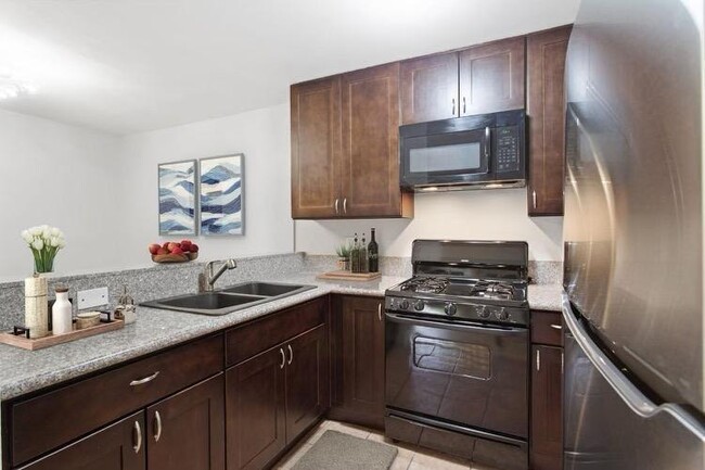 Building Photo - 10636 Woodley Ave