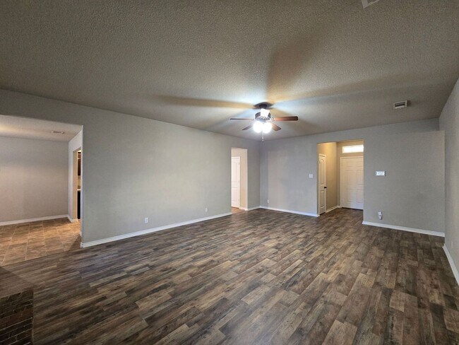 Foto del edificio - NEW IN MANAGEMENT - AVAILABLE NOW!