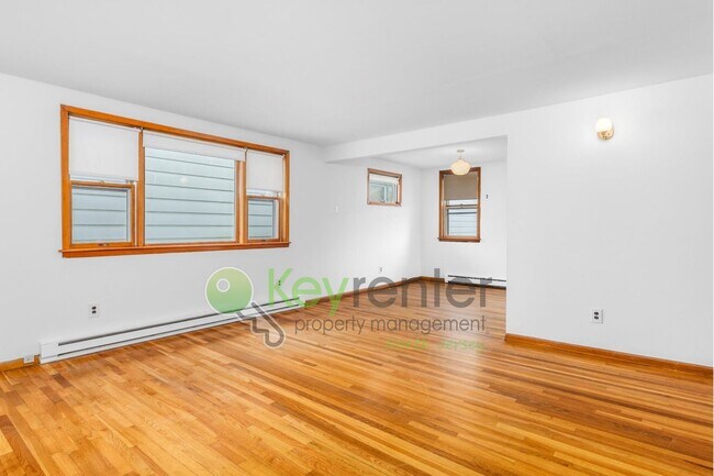 Foto del edificio - 1-Bed Apartment with Hardwood Floors, In-U...