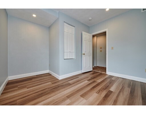 Building Photo - 251 Saratoga St
