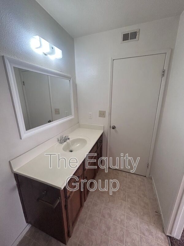 Building Photo - 4224 W Cypress Ave