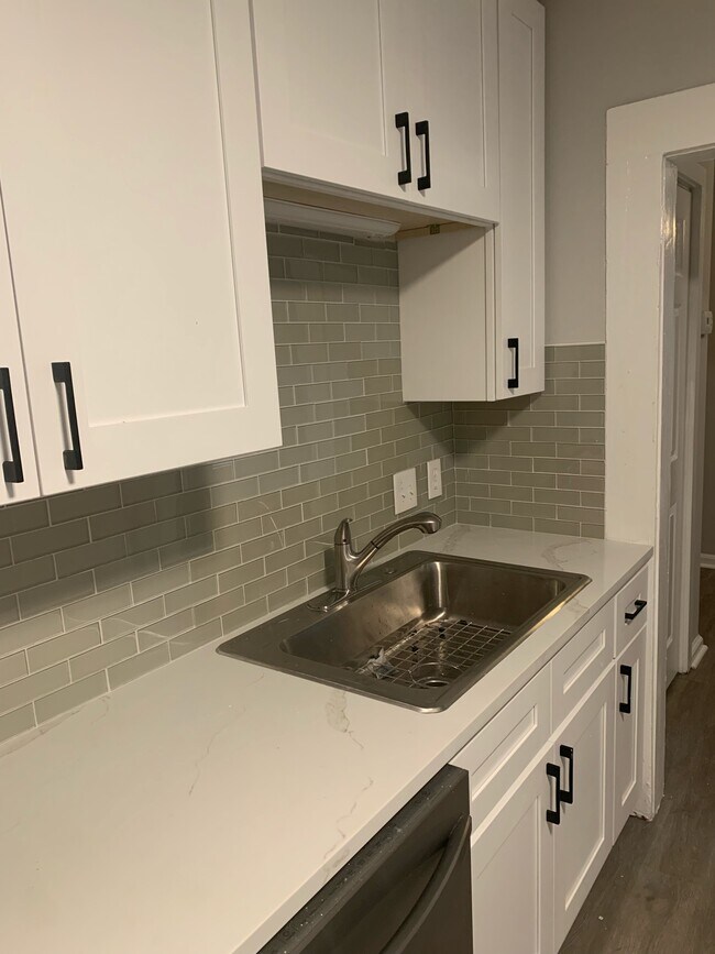 Quartz counter tops - 894 Ormewood Ave SE