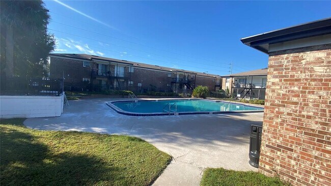 Foto del edificio - 5317 Curry Ford Rd