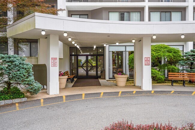 Foto del edificio - 200 High Point Dr