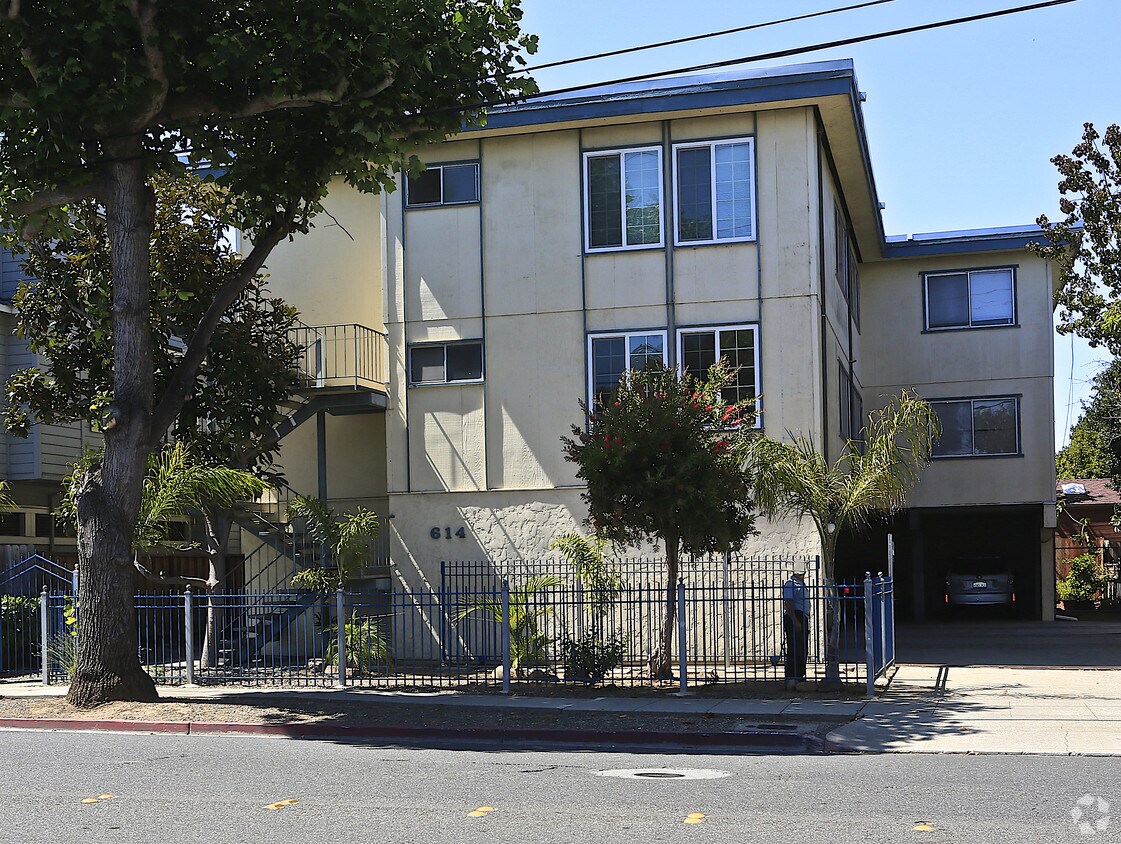 Building Photo - 614 Peninsula Ave