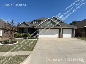Building Photo - 1305 NE 35th St