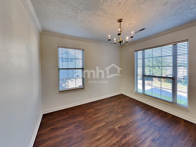 Foto del edificio - 120 Rose Garden Ln