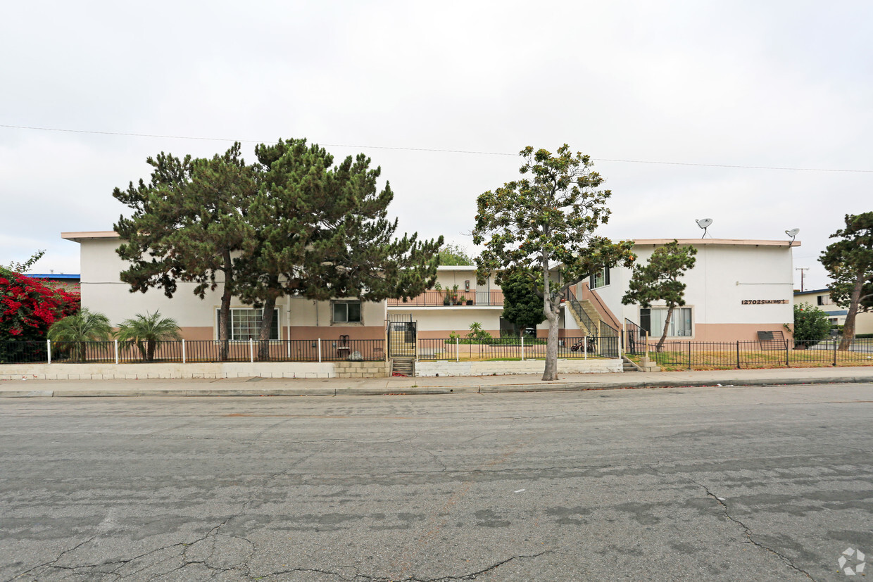 Primary Photo - Sunswept Apartments