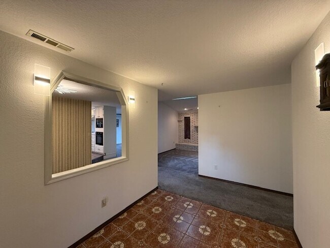 Foto del edificio - Spacious 3 Bedroom, 2 Bath home in Quality NB Neighborhood!