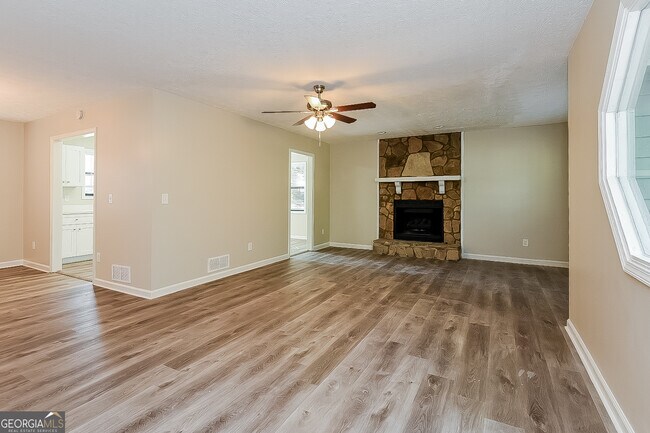 Foto del edificio - 8050 Sumit Wood Dr NW