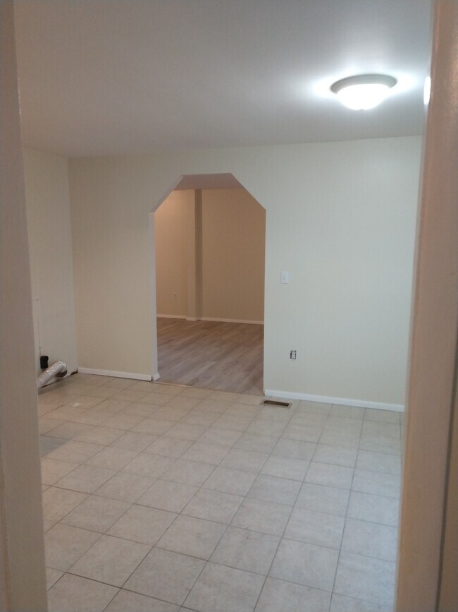 Building Photo - 1051 Jamaica Dr