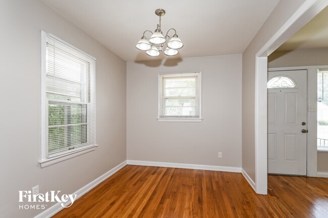 Building Photo - 240 Maple Dr