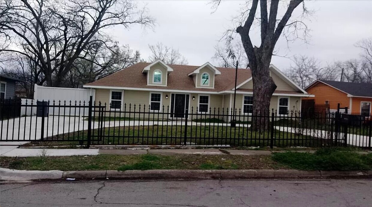 Primary Photo - 2333 Kingswood Dr