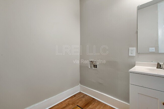 Building Photo - 1705 1/2 Hale Avenue