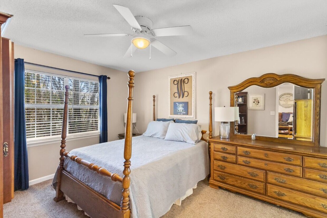 Foto del edificio - Gorgeous Updated Duplex!!