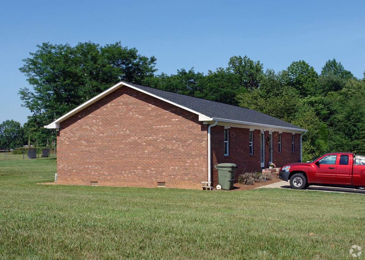 Building Photo - Community Rd