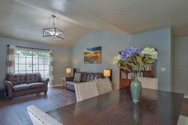 Foto del edificio - 245 Massolo Ct