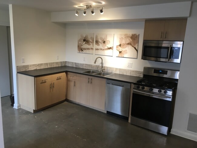Building Photo - 565 K St E