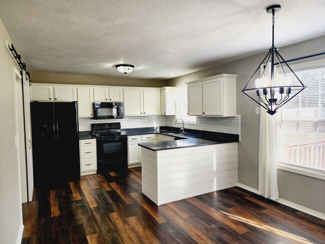 Foto del edificio - This Strafford Home Has It All ---