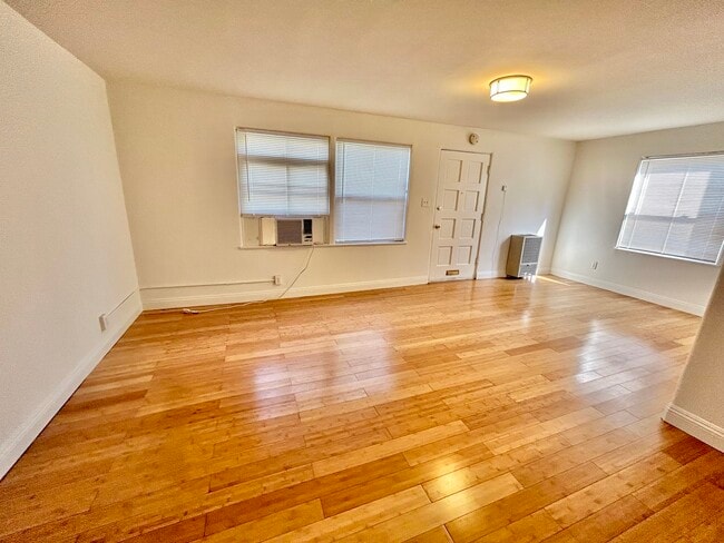 Building Photo - 409 S Coronado St