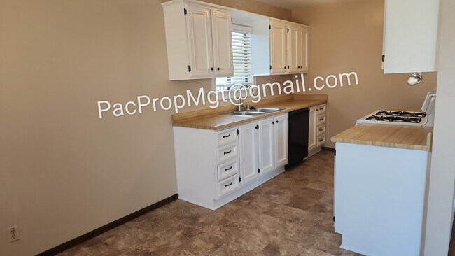 Kitchen - 717 Amapola Ave. B