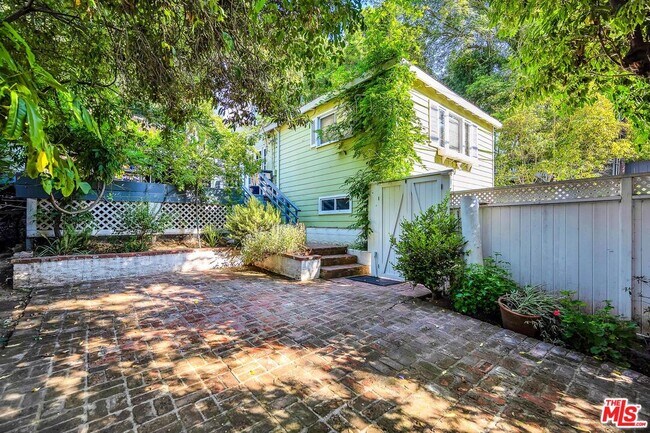 Building Photo - 8904 Wonderland Ave