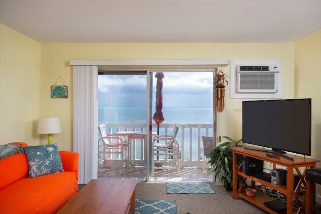 Foto del edificio - 1 Bedroom 1 Bathroom Furnished Direct Ocean View Condo: Lease dates  April 15 through November 30