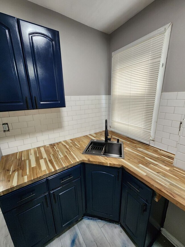 Building Photo - Completely Remodeled 3 Bedroom Duplex near...