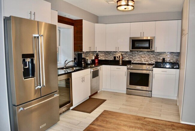 Building Photo - 3-bedroom, 2.5 bathroom partially furnished home in Saint Joseph
