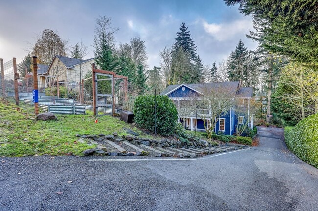 Building Photo - Beautiful Spacious Bainbridge Home