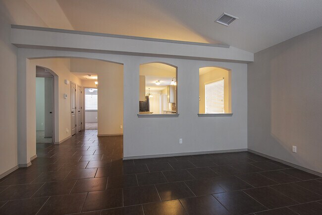 Building Photo - Beautiful home great price! Open house on ...
