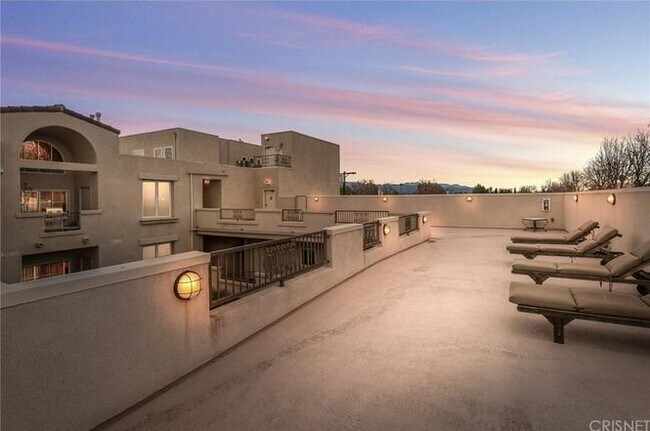 Building Photo - Beautiful Sherman Oaks 2 Bedroom / 2.5 Bat...