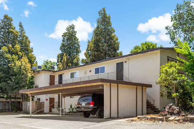 Building Photo - 21 Leisure Ln