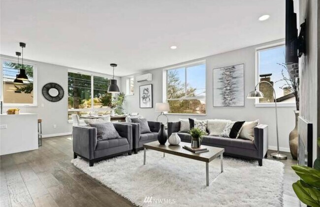 Photo - Welcome Home Contemporary Gem 3bd/3.5ba