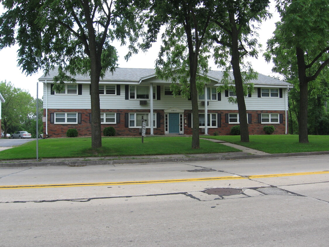 Foto principal - 6601 W Howard Ave