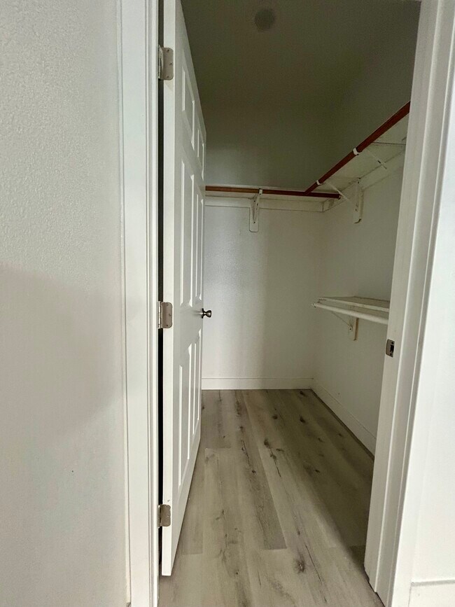 Vestidor - 11033 S Burin Ave