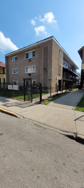 Primary Photo - 6933 S Jeffery Blvd