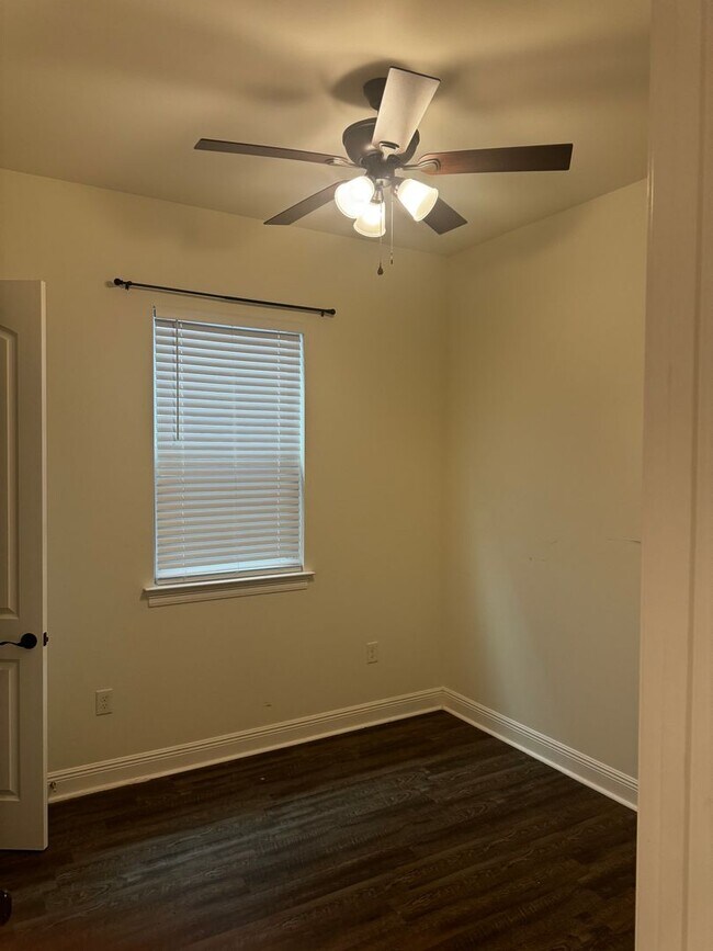 Foto del edificio - Step into this stunningly crafted duplex in Harrison Ave!