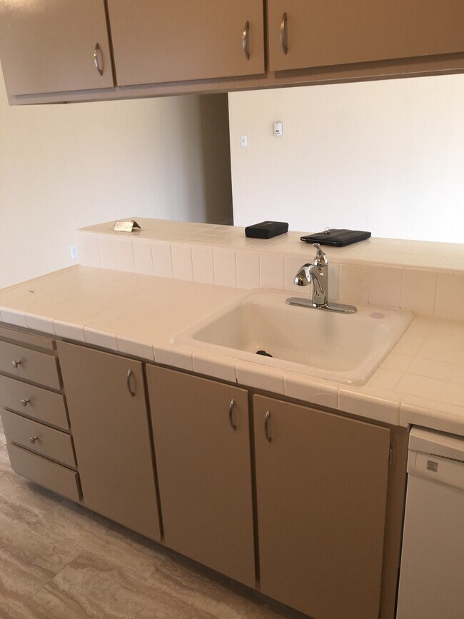 Foto del edificio - Charming 2-Bed, 1-Bath Townhome with Covered Garage – Great Location!