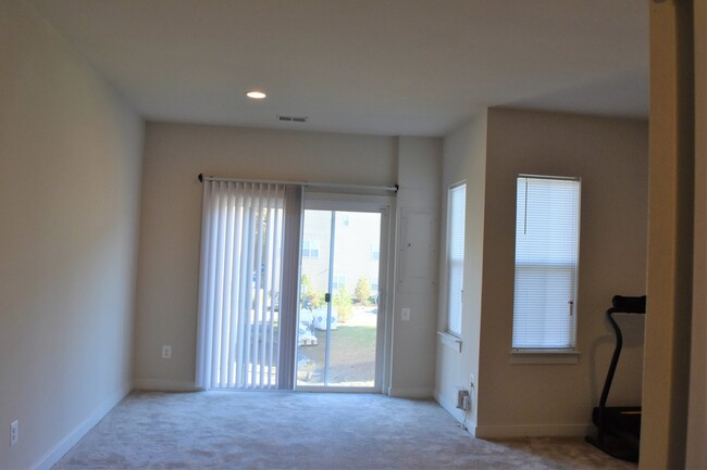 Foto del edificio - 3-Level Townhome in Village @ Woodstream C...