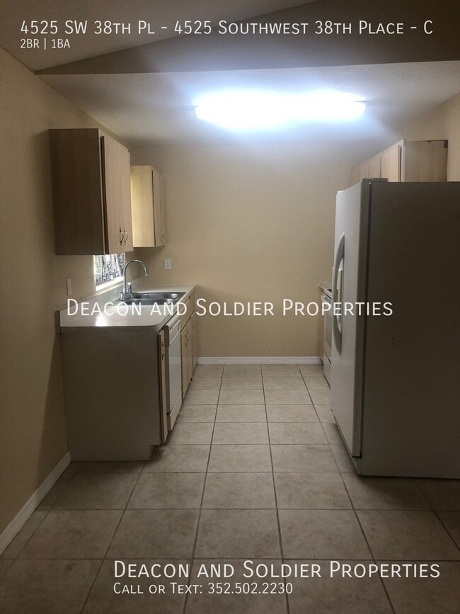 Building Photo - 4525 SW 38th Pl