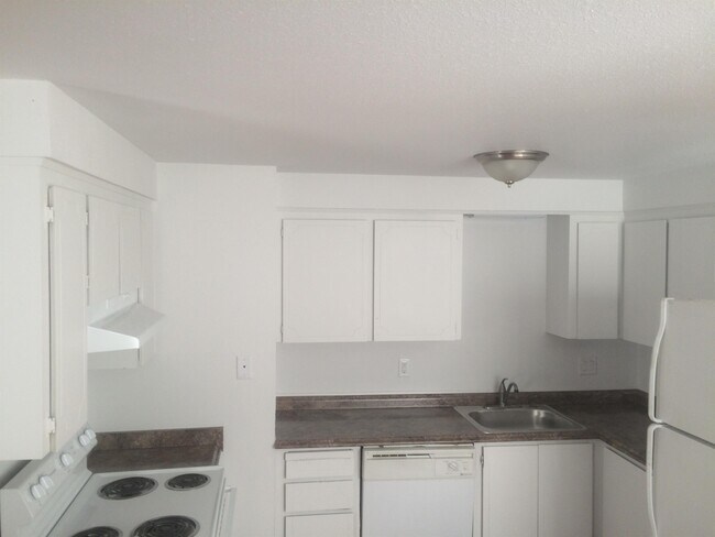 Foto del edificio - 3050 Brittany Dr