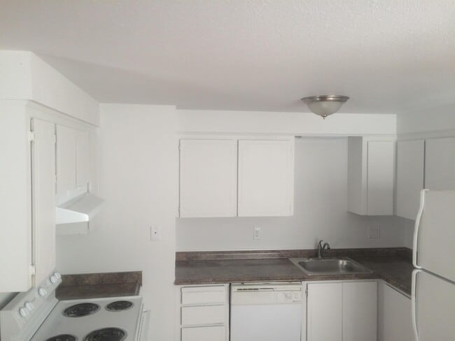 Building Photo - 3050 Brittany Dr