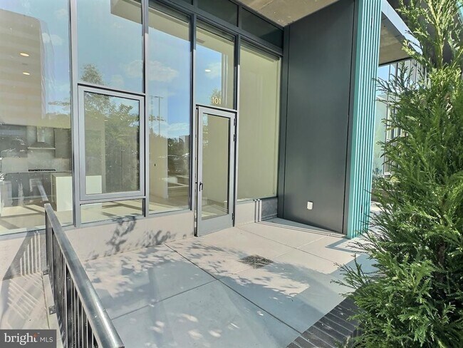 Foto del edificio - 3030 Potomac Ave
